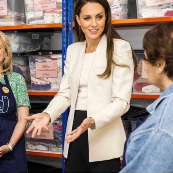 Zara Ecru Colored Inverted Lapel Blazer. NWT. Size Medium. - Picture 2 of 16